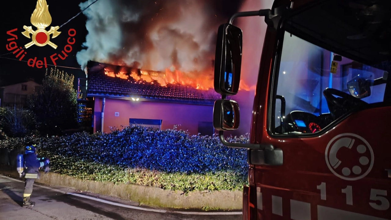 L'abitazione a fuoco a Cantù e l'intervento dei vigili del fuoco L'abitazione a fuoco a Cantù e l'intervento dei vigili del fuoco