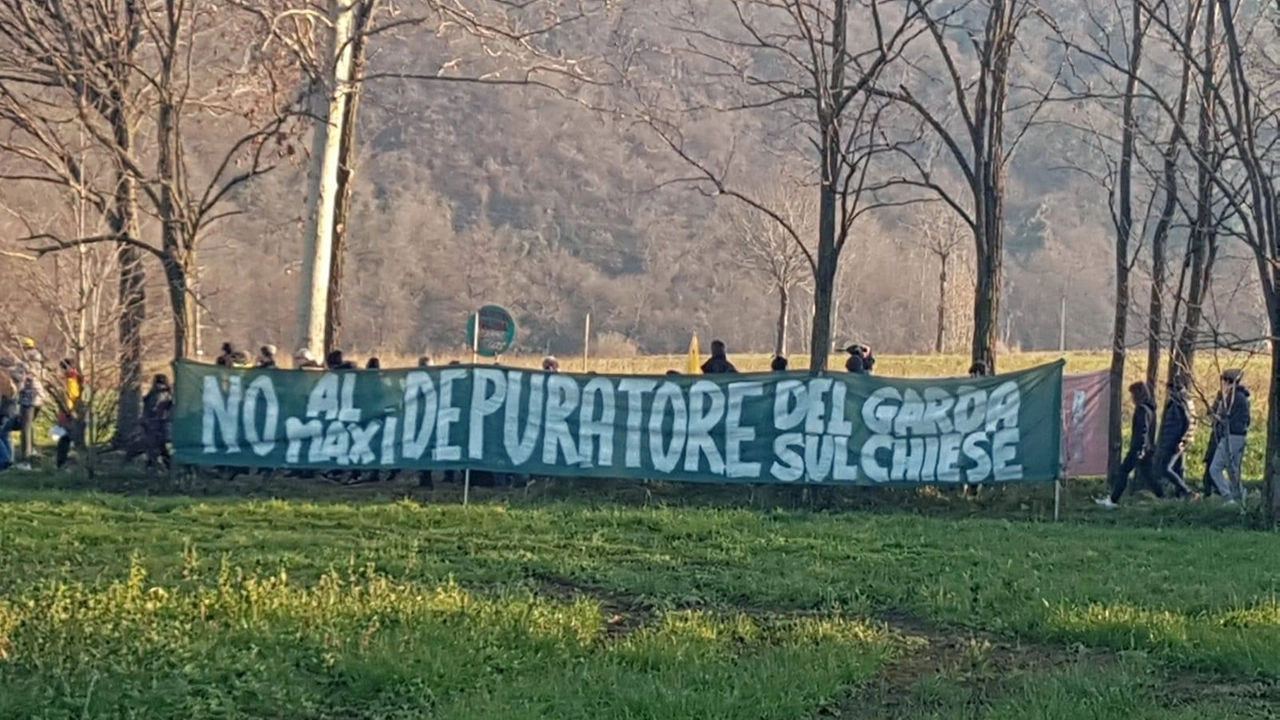 Una manifestazione per dire no al progetto. In prima fila c’è il Comitato Gaia di Gavardo per un’opera “ambientalmente e tecnicamente sbagliata”. I Comuni che osteggiano lo studio però aumentano di numero Una manifestazione per dire no al progetto. In prima fila c’è il Comitato Gaia di Gavardo per un’opera “ambientalmente e tecnicamente sbagliata”. I Comuni che osteggiano lo studio però aumentano di numero