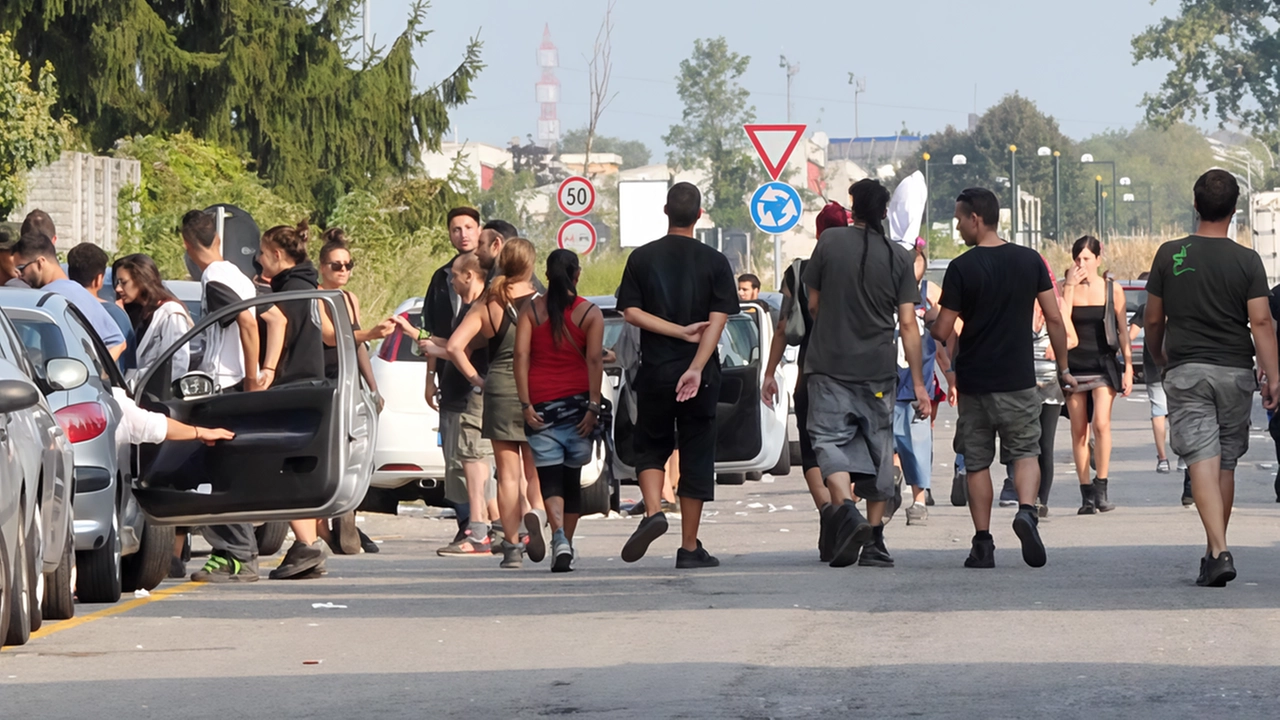 Il popolo del rave che si stava per radunare, ma sono arrivati prima i militari