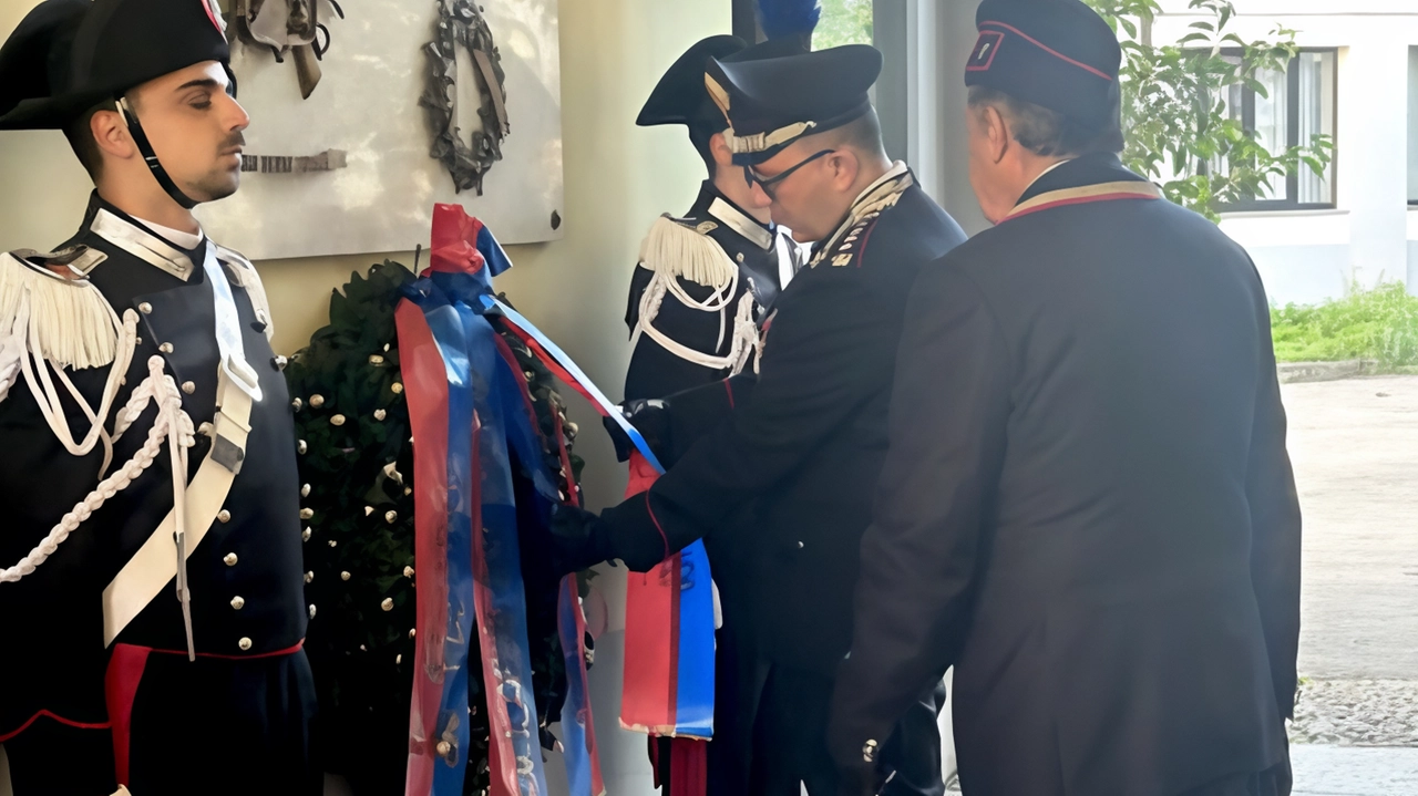 Cerimonia di commemorazione a Monza per i militari caduti in guerra e nel dopoguerra. Momento di raccoglimento e deposizione di corona d'alloro al Comando provinciale dei Carabinieri. Cerimonia di commemorazione a Monza per i militari caduti in guerra e nel dopoguerra. Momento di raccoglimento e deposizione di corona d'alloro al Comando provinciale dei Carabinieri.