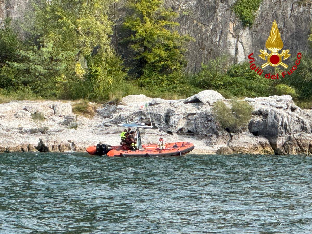 La giornata spensierata in riva al lago poi la tragedia: ancora nessuna traccia del 21enne scomparso dopo un tuffo con gli amici La giornata spensierata in riva al lago poi la tragedia: ancora nessuna traccia del 21enne scomparso dopo un tuffo con gli amici