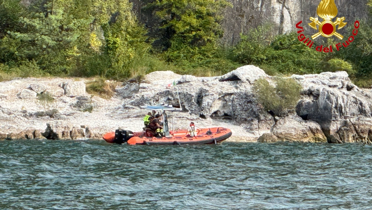 Ennesima giornata sul Lago Maggiore per tutti i tecnici dei vari Corpi schierati per restituire il ragazzo alla famiglia Ennesima giornata sul Lago Maggiore per tutti i tecnici dei vari Corpi schierati per restituire il ragazzo alla famiglia