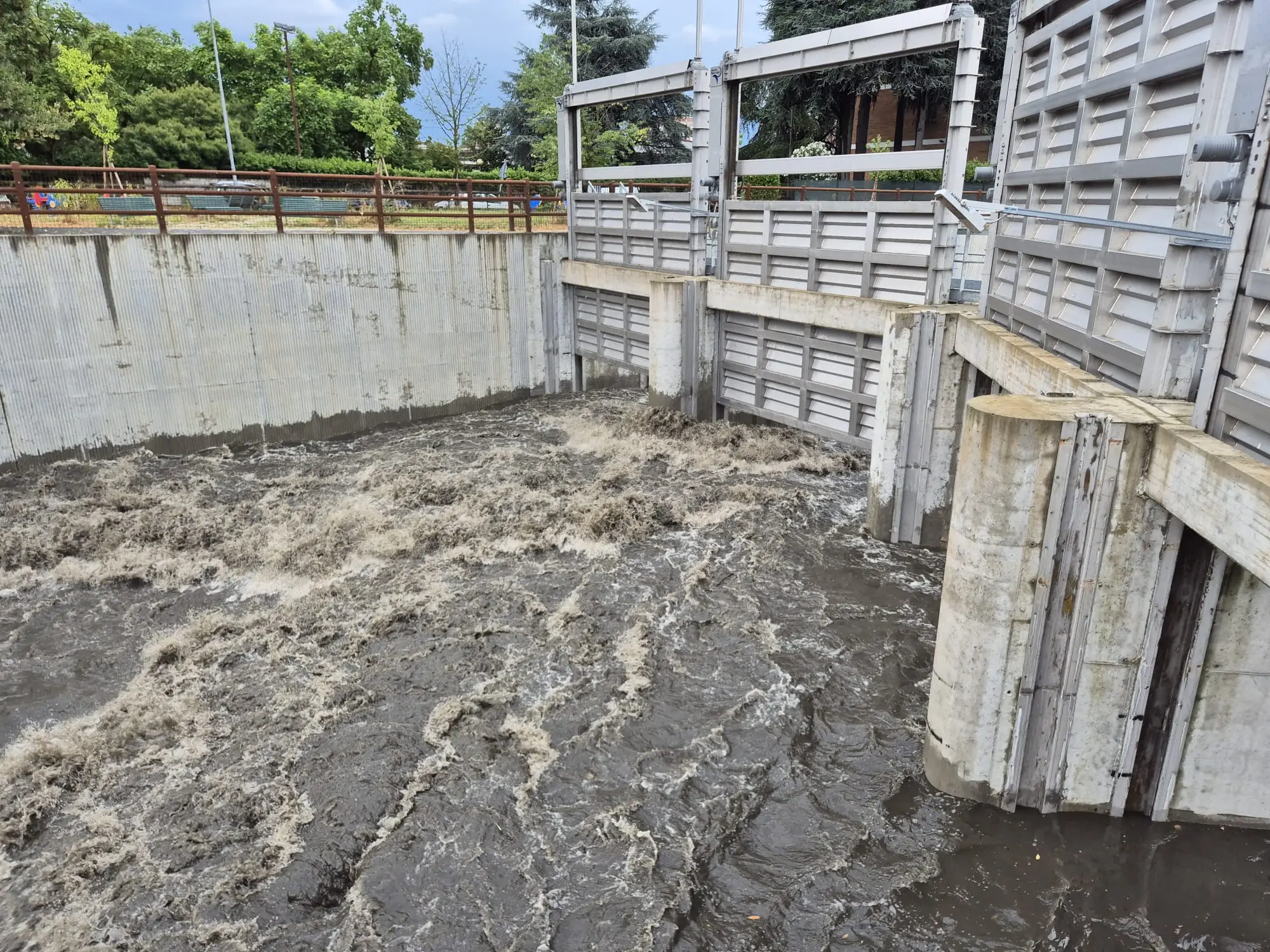 Pioggia e vento forte a Milano dopo il caldo record: piena del Seveso, attivata la vasca