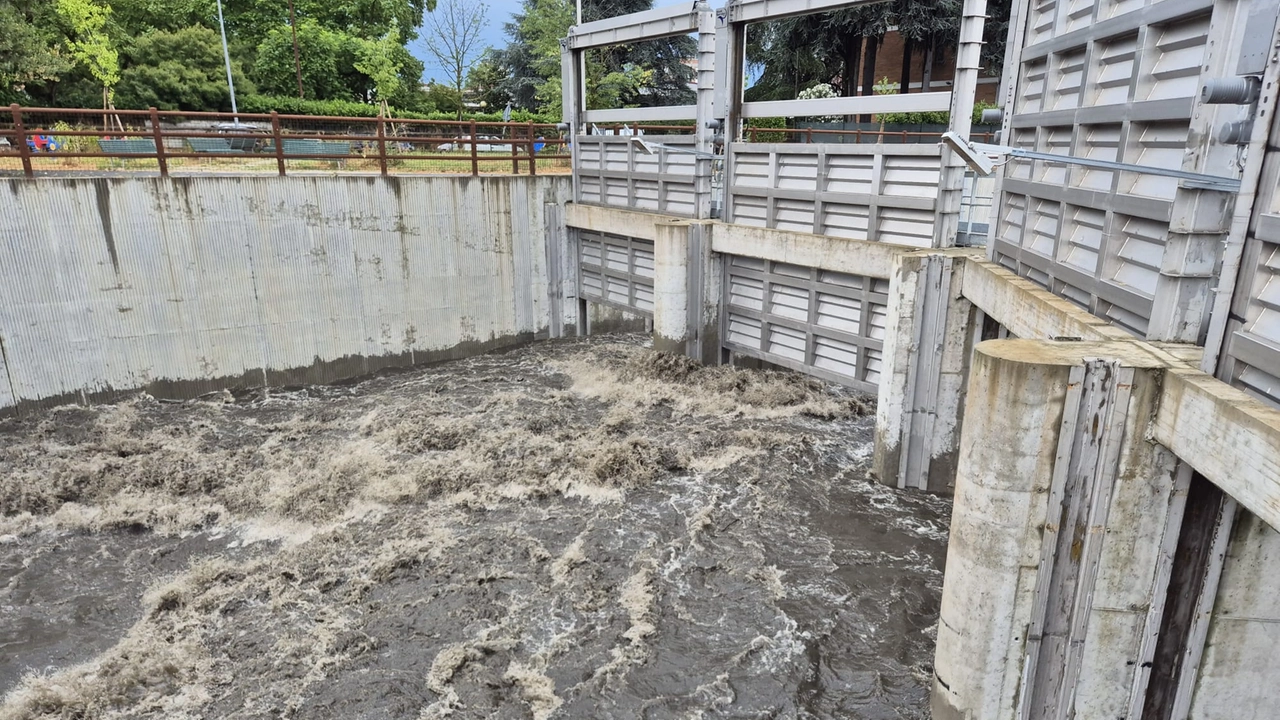Pioggia e vento forte a Milano dopo il caldo record: piena del Seveso, attivata la vasca