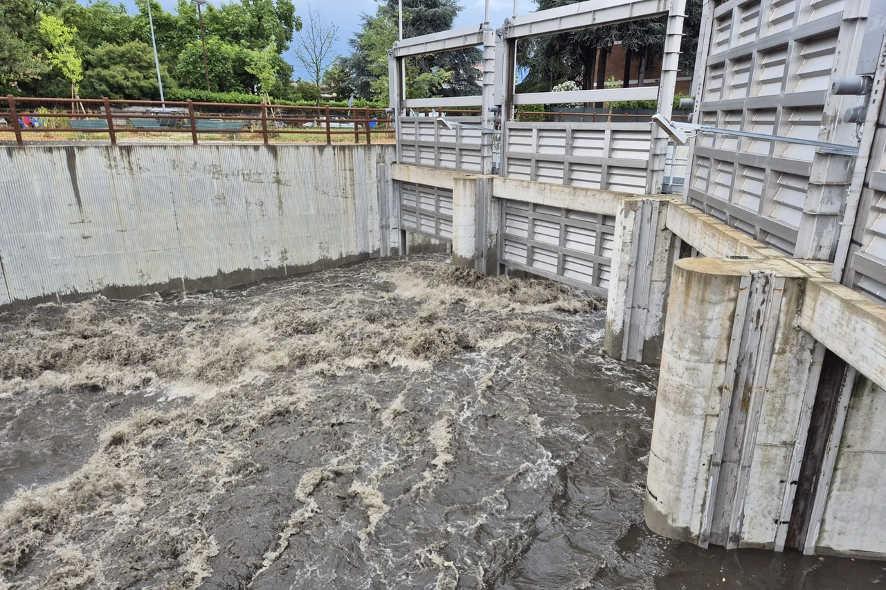 La vasca di contenimento del Seveso si riempie dopo l'abbondante ma veloce pioggia della mattina di sabato 5 luglio