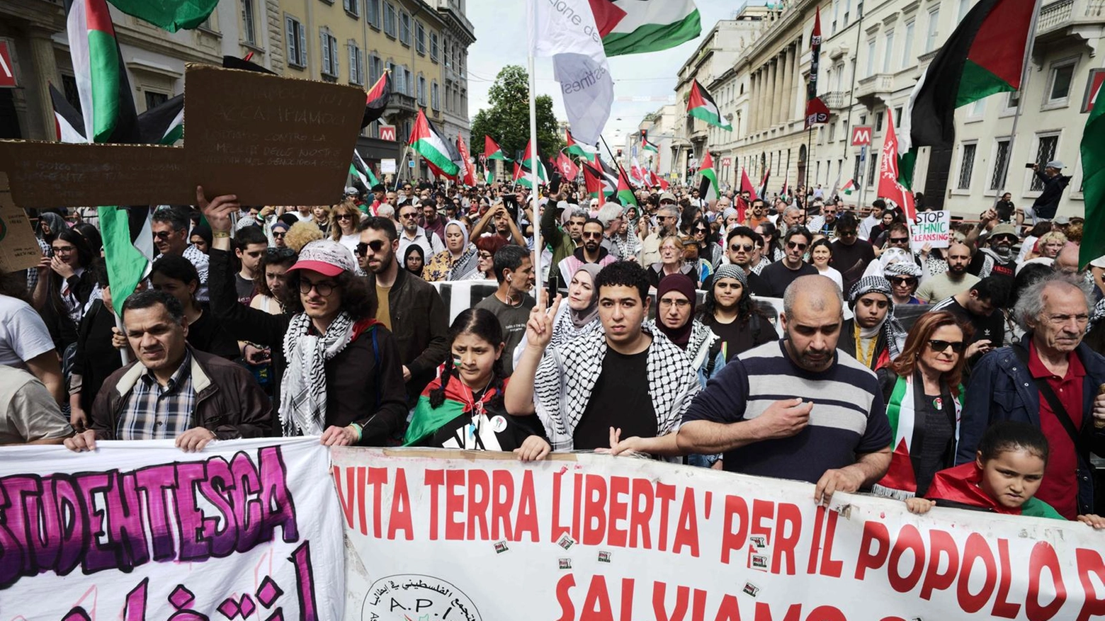 A Milano, dall’inizio dell’offensiva israeliana, è la 31esima manifestazione contro il governo di Tel Aviv. A organizzarla associazioni e comunità palestinesi con la partecipazione dei centri sociali