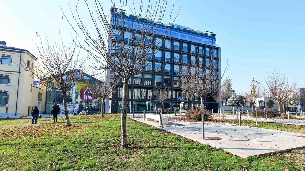 Installazioni interattive trasformano piazza Compasso d'oro a Milano in uno spazio sensoriale post-industriale, tra storia e modernità. Interviste a visitatori e residenti. Installazioni interattive trasformano piazza Compasso d'oro a Milano in uno spazio sensoriale post-industriale, tra storia e modernità. Interviste a visitatori e residenti.