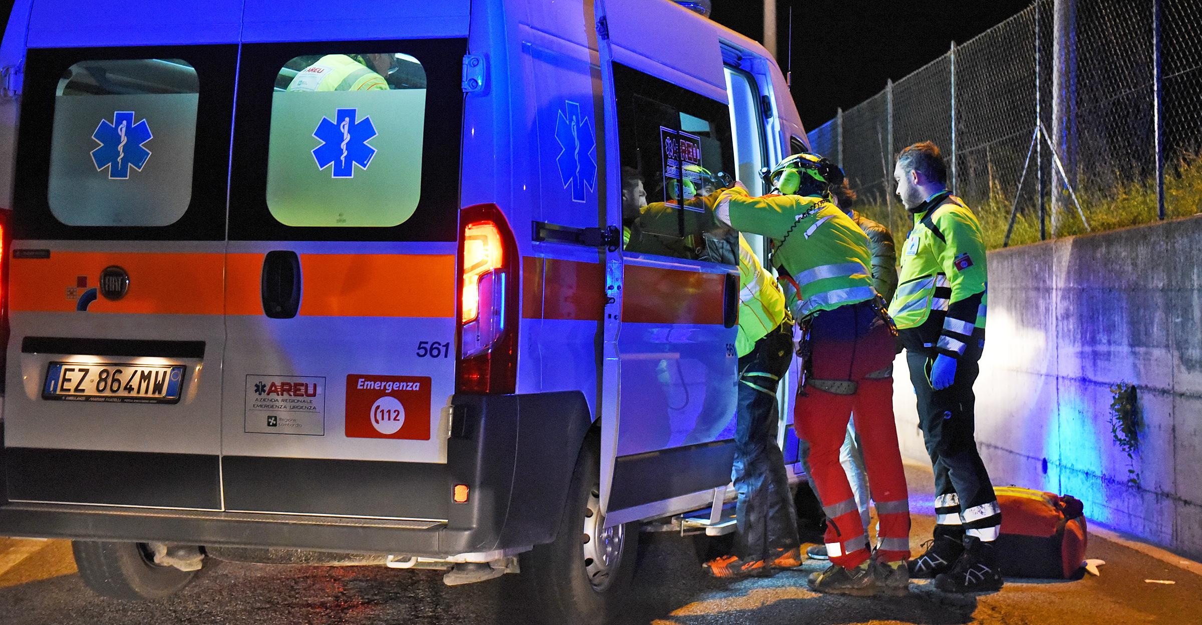 esce di strada per evitare animale selvatico e cade in un dirupo per una ventina di metri grave 43enne