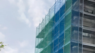 L’operaio di 53 anni è salito sulla gru in un cantiere di via Papa Giovanni XVIII per chiedere gli arretrati L’operaio di 53 anni è salito sulla gru in un cantiere di via Papa Giovanni XVIII per chiedere gli arretrati