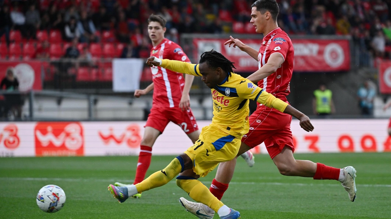 Ademola Lookman, 27 anni, calcia in porta la palla del 3-0 per la formazione allenata da Gian Piero Gasperini