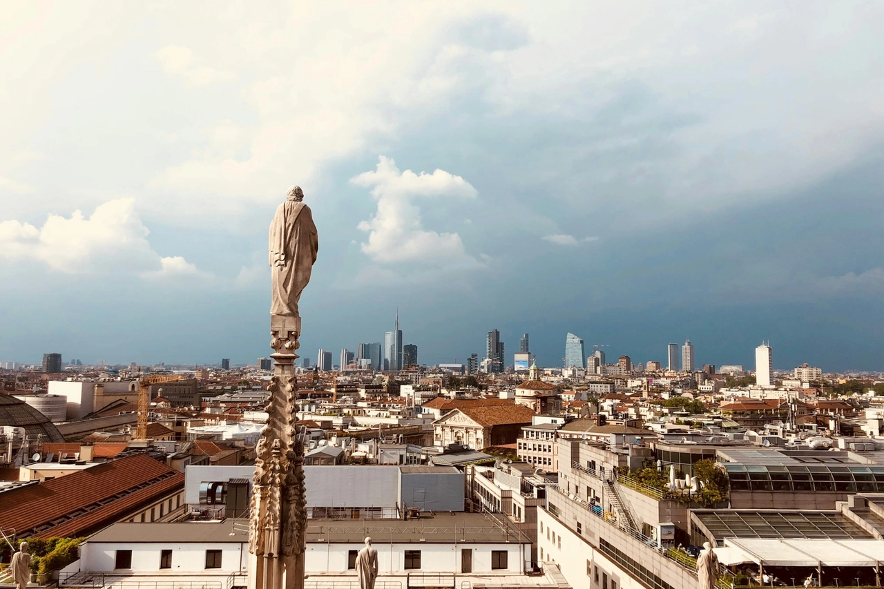 Lo skyline della città di Milano visto dal Duomo (Unsplask/Steffen Wienberg)