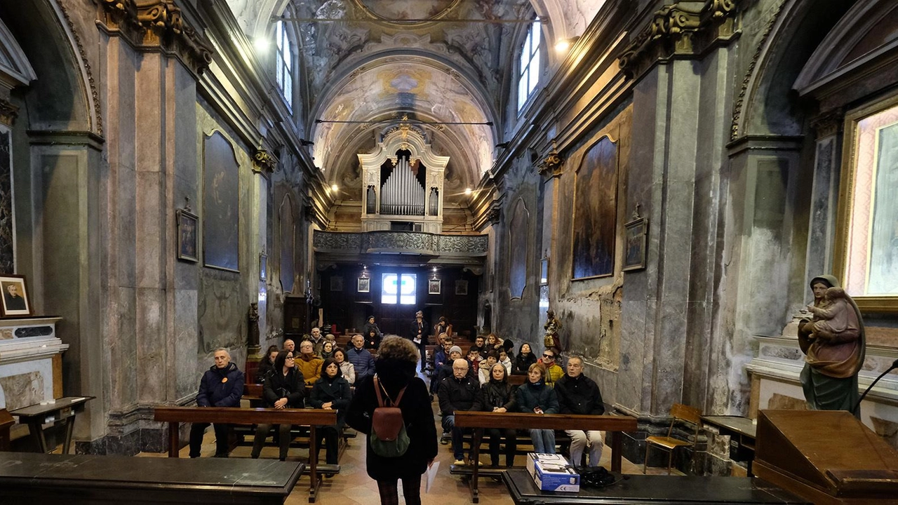 Centinaia di visitatori da tutta la Lombardia con i volontari del Fai. Raccolta firme per salvare gli affreschi minacciati dalle infiltrazioni. Centinaia di visitatori da tutta la Lombardia con i volontari del Fai. Raccolta firme per salvare gli affreschi minacciati dalle infiltrazioni.
