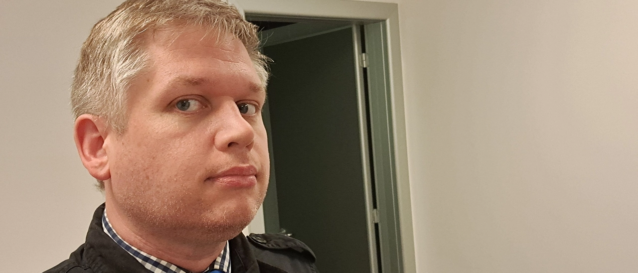 Rasmus Paludan, estremista danese di desta, bloccato a Malpensa: “Voleva andare al Remigration Summit”