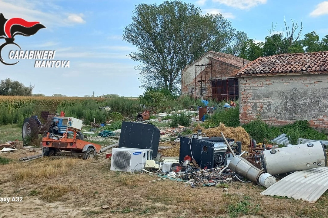 Una discarica di rifiuti pericolosi e non a ridosso dei campi coltivati