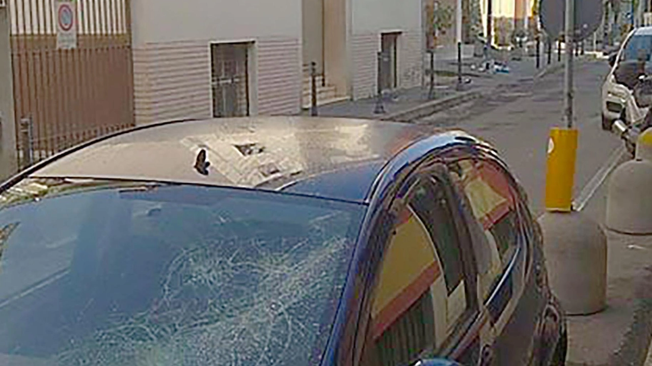 A Sesto raid senza sosta, finestrini rotti, cofani rubati: la rabbia dei residenti A Sesto raid senza sosta, finestrini rotti, cofani rubati: la rabbia dei residenti