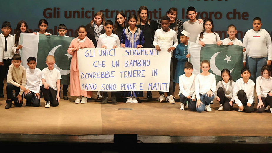 I bambini della scuola elementare Iqbal Masih durante la festa-spettacolo al teatro Manzoni I bambini della scuola elementare Iqbal Masih durante la festa-spettacolo al teatro Manzoni