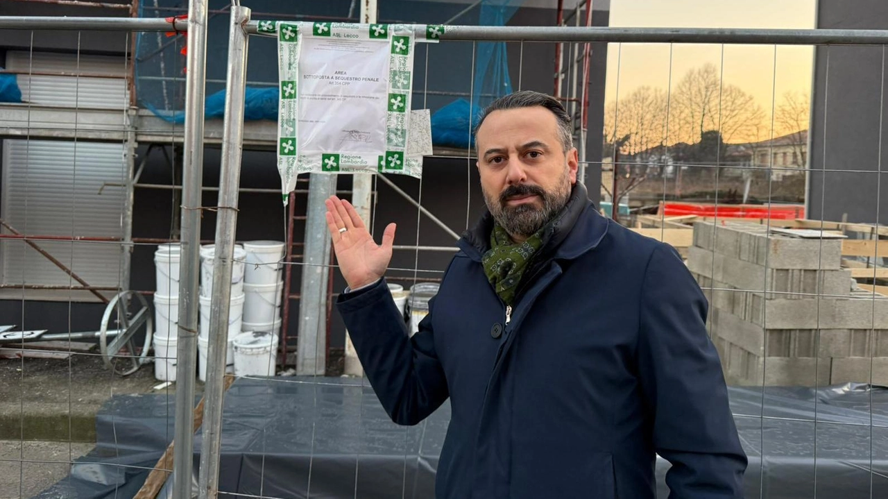 Edoardo Trezzi, consigliere comunale della Lega, davanti al cantiere delle case popolari in fase di realizzazione in via Macallè: «Un duro colpo per i cittadini in attesa di alloggi, lasciati nell’incertezza più assoluta» Edoardo Trezzi, consigliere comunale della Lega, davanti al cantiere delle case popolari in fase di realizzazione in via Macallè: «Un duro colpo per i cittadini in attesa di alloggi, lasciati nell’incertezza più assoluta»
