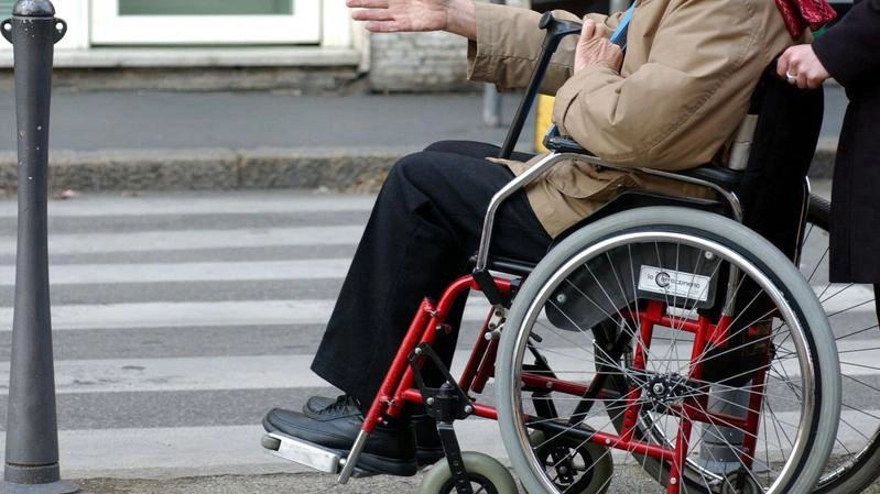 Otto persone del centro diurno non potranno più esercitare il loro lavoro. Le indagini dei carabinieri partite dalla denuncia di un’ex dipendente.