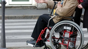Disabili maltrattati a Milano: schiaffi, spintoni e urla. Naso tappato per bere: "Siete da manicomio"