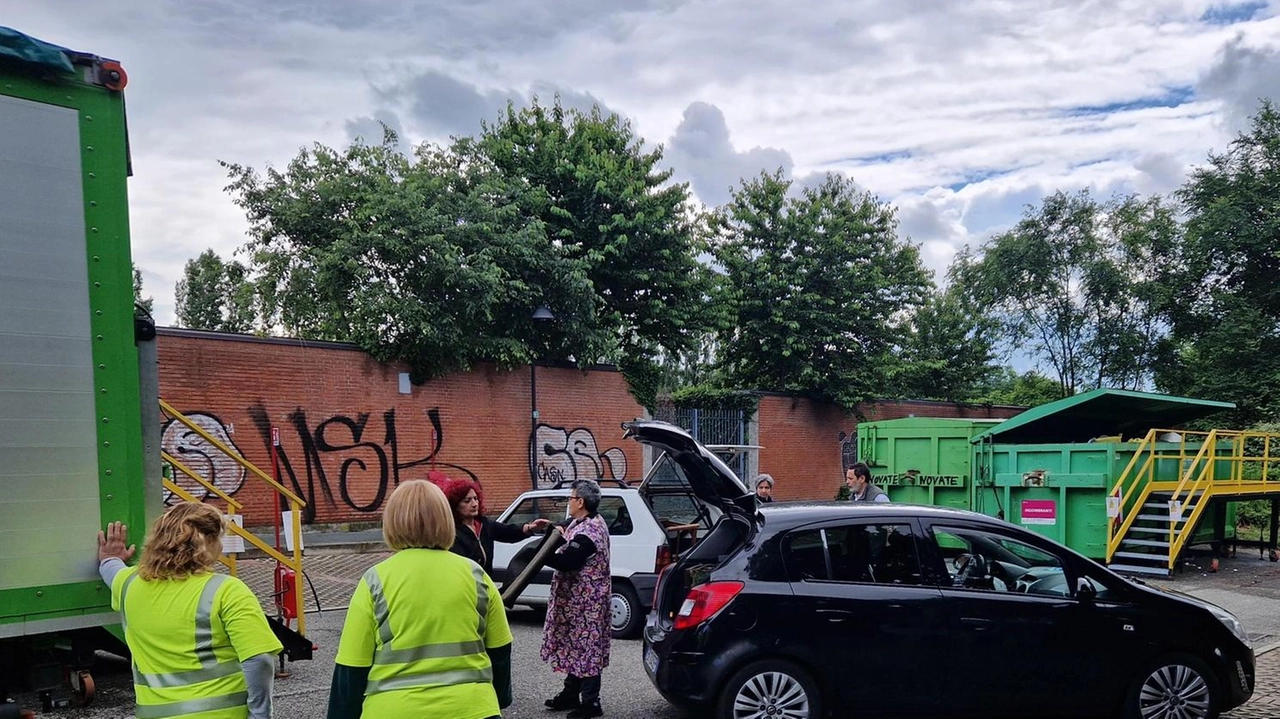 Il centro raccolta rifiuti di via IV Novembre a Novate Milanese rimarrà chiuso fino al 13 ottobre per lavori di riqualificazione. I cittadini possono utilizzare un sito temporaneo per lo smaltimento dei rifiuti. Il centro raccolta rifiuti di via IV Novembre a Novate Milanese rimarrà chiuso fino al 13 ottobre per lavori di riqualificazione. I cittadini possono utilizzare un sito temporaneo per lo smaltimento dei rifiuti.