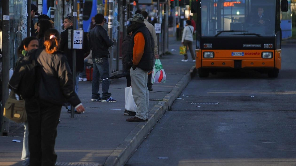 Aggredito un controllore in piazza Primo Maggio capolinea di diversi autobus che collegano l’hinterland Aggredito un controllore in piazza Primo Maggio capolinea di diversi autobus che collegano l’hinterland