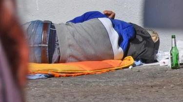 Il degrado di via Cappuccini. Aggredita una donna : "Qui viviamo nella paura" Il degrado di via Cappuccini. Aggredita una donna : "Qui viviamo nella paura"