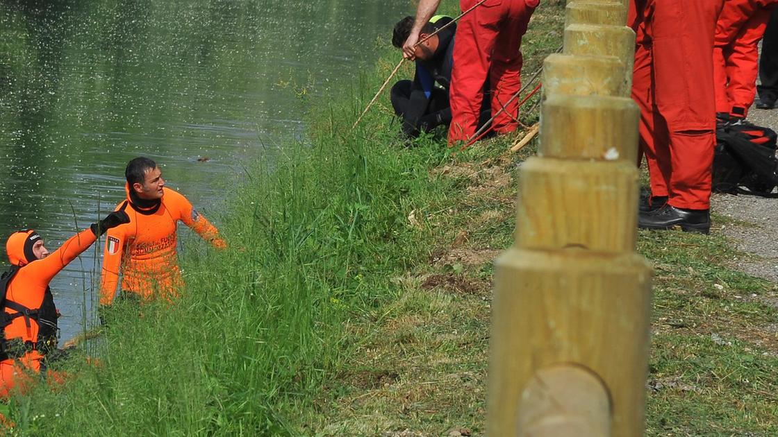 francesco azzini trovato morto in un canale a pontevico era scomparso nel nulla dopo una serata con gli amici