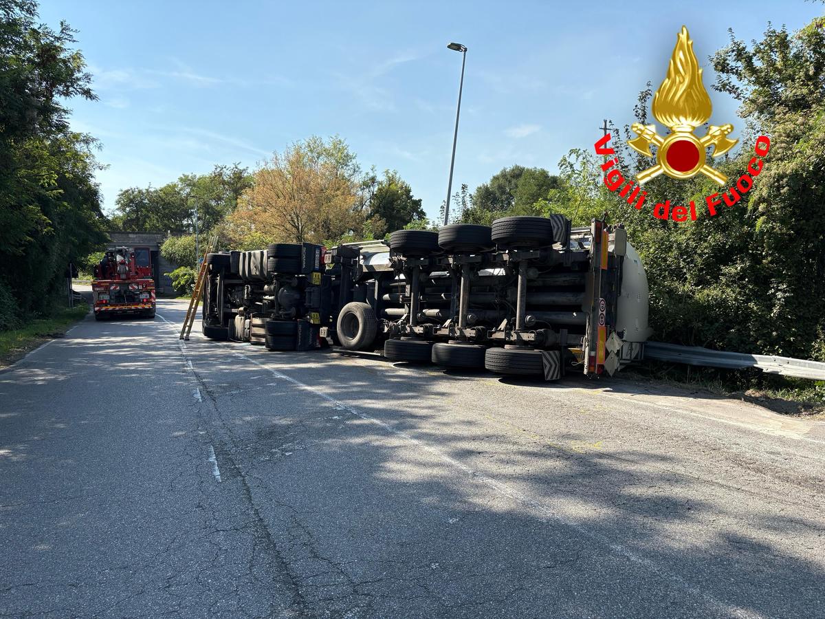 Lodi: si ribalta una cisterna con 35mila litri di detersivo, chiude lo svincolo della tangenziale Lodi: si ribalta una cisterna con 35mila litri di detersivo, chiude lo svincolo della tangenziale