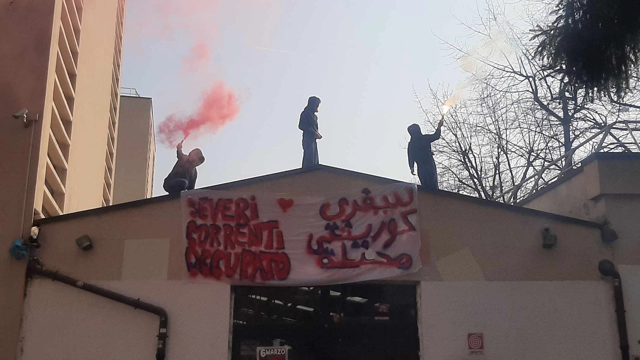 Lo striscione appeso ieri pomeriggio, visibile da via Leon Battista Alberti Lo striscione appeso ieri pomeriggio, visibile da via Leon Battista Alberti