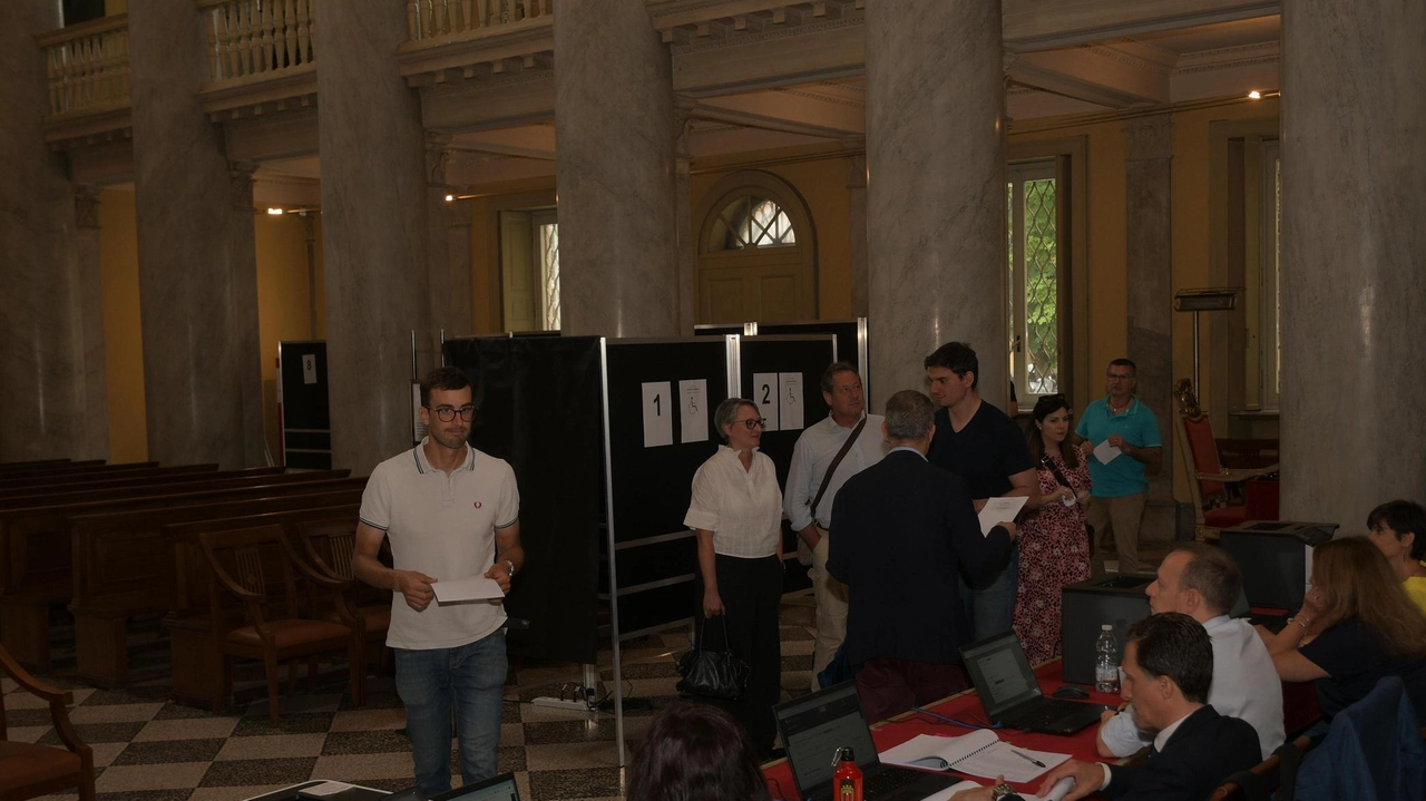 Pavia, nel primo turno al secondo posto Silvia Figini e terzo Stefano Sibilla. La comunità accademica tornerà ad esprimersi giovedì 12 giugno. Pavia, nel primo turno al secondo posto Silvia Figini e terzo Stefano Sibilla. La comunità accademica tornerà ad esprimersi giovedì 12 giugno.