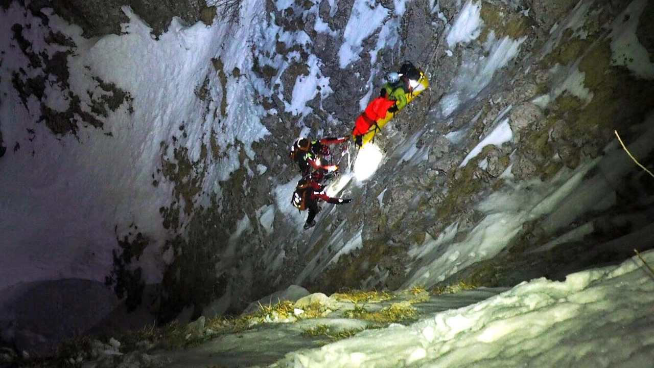 I soccorritori impegnati in un intervento notturno sulle montagne lecchesi