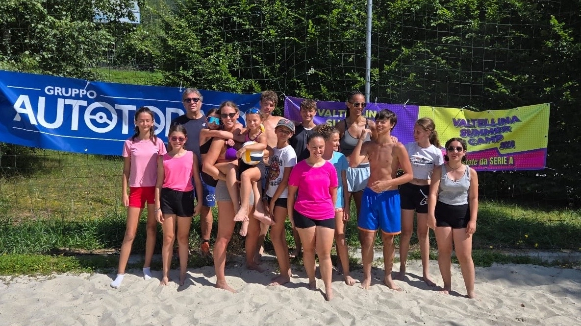 Il beach volley con le montagne a fare da sfondo è stato un successo Il beach volley con le montagne a fare da sfondo è stato un successo