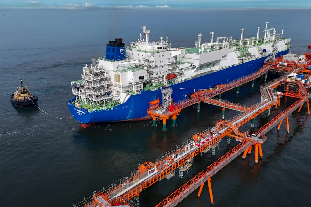 Il rigassificatore di Ravenna ormeggiato accanto alla base di Punta Marina, con cui viene lavorato anche il gas statunitense