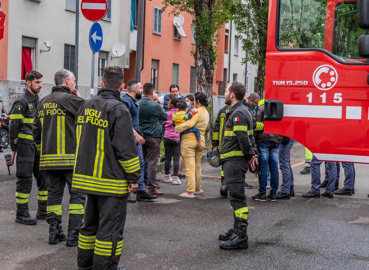 Milano, incendio in un palazzo di 9 piani: 28 persone evacuate e 18 intossicate Milano, incendio in un palazzo di 9 piani: 28 persone evacuate e 18 intossicate
