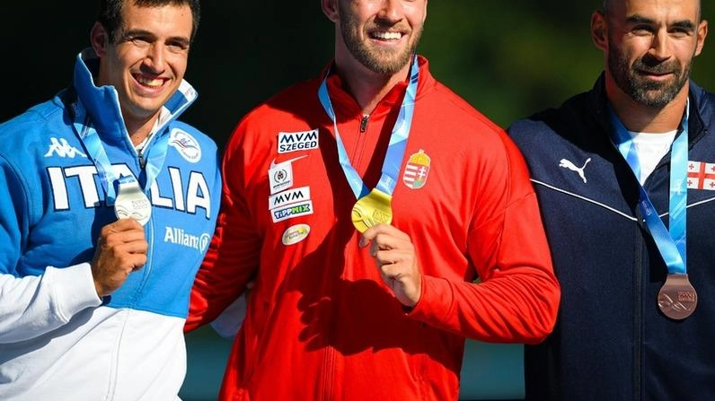 Domenico Di Liberto sul podio del. K1 200 maschile con la medaglia d’argento Domenico Di Liberto sul podio del. K1 200 maschile con la medaglia d’argento