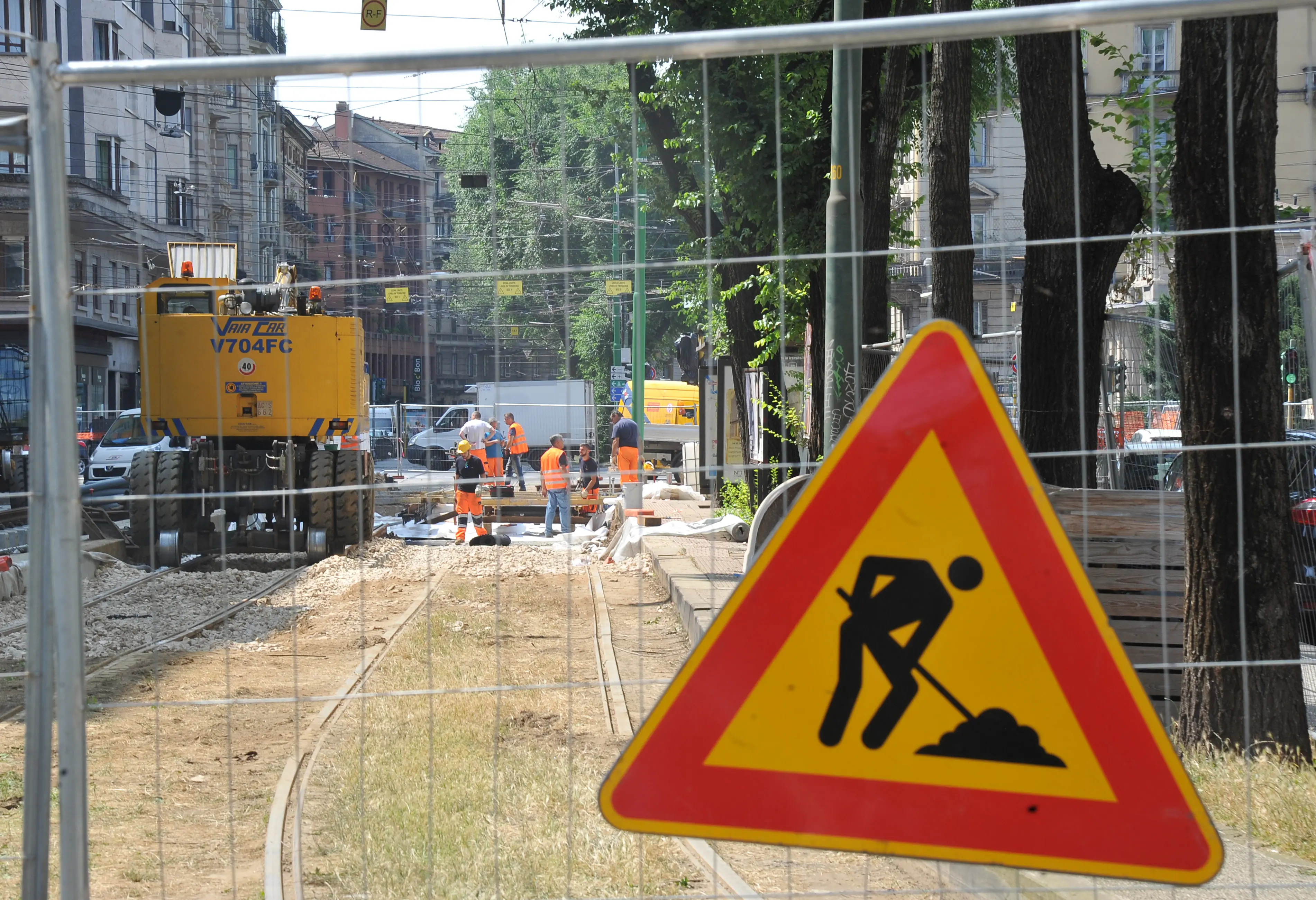 Maxi cantiere di via Mambretti in ritardo: modifiche a quattro linee prorogate a dicembre