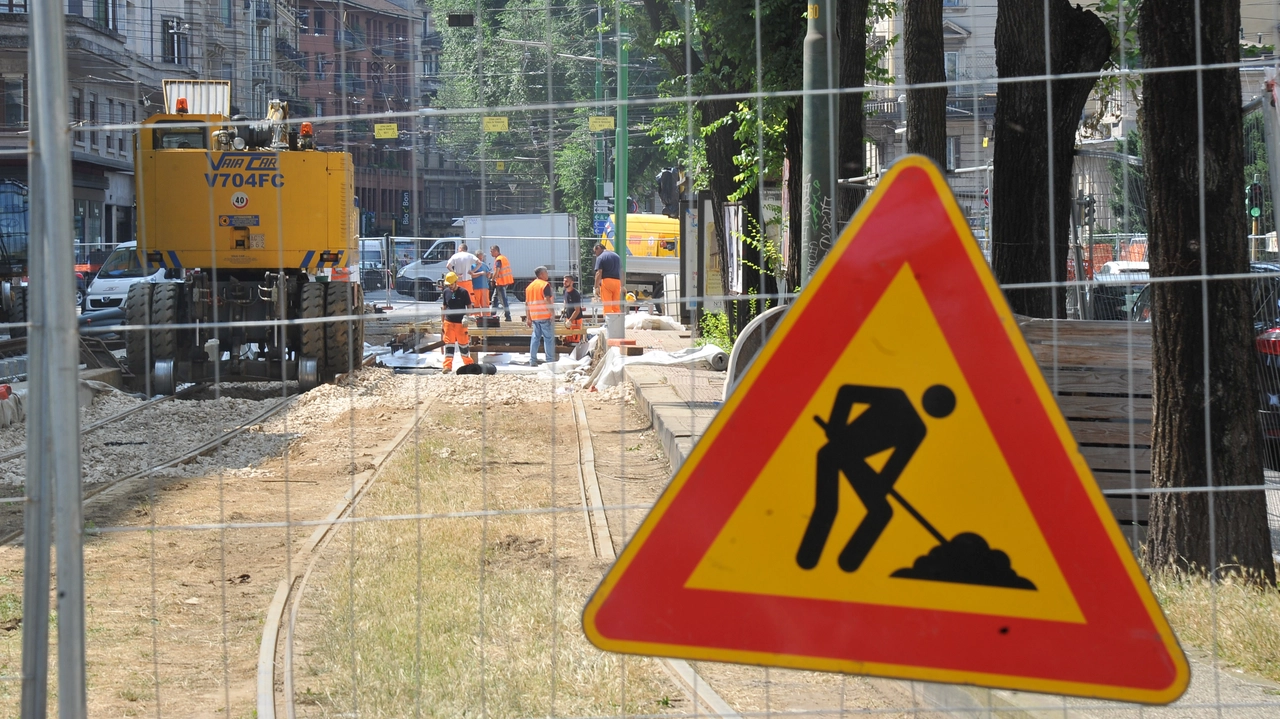 Un cantiere a Milano (Archivio)
