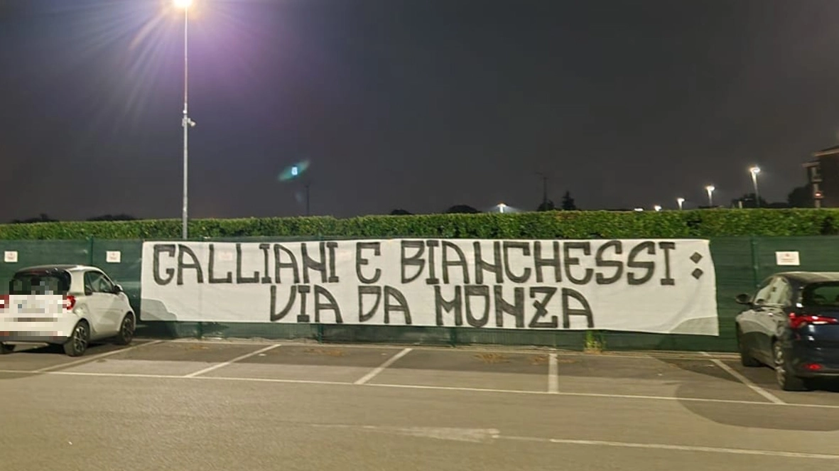 Lo striscione appeso l’altra notte dagli ultras al centro sportivo Monzello Lo striscione appeso l’altra notte dagli ultras al centro sportivo Monzello