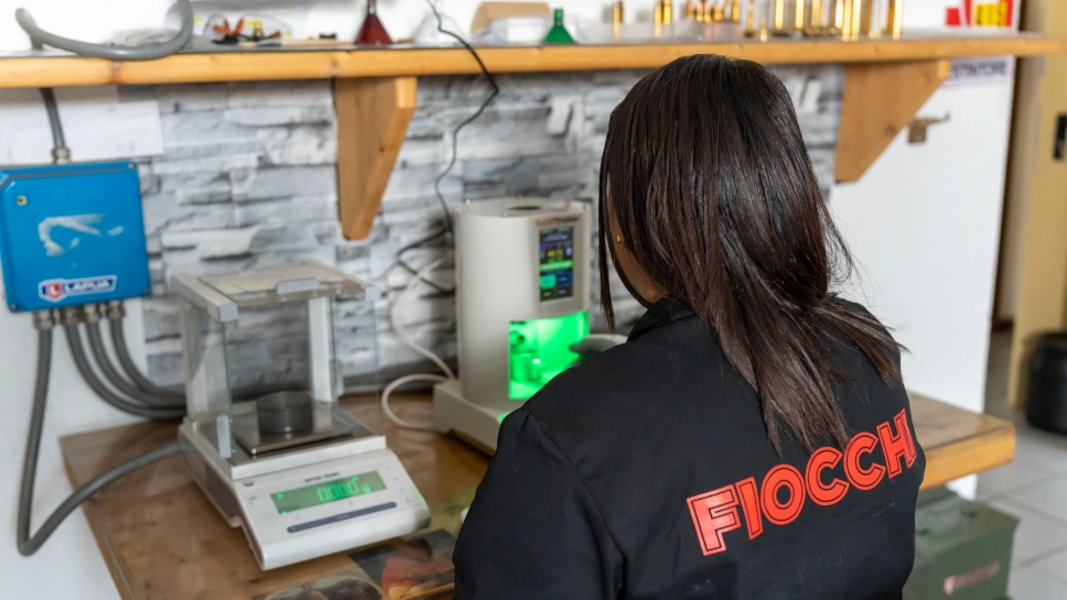 Una lavoratrice della Fiocchi Una lavoratrice della Fiocchi