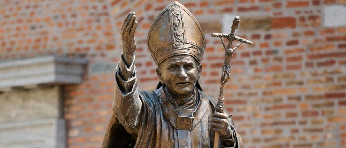 Rubato il crocifisso dalla statua di Papa Wojtyla a Seregno: “Vergognosa mutilazione” Rubato il crocifisso dalla statua di Papa Wojtyla a Seregno: “Vergognosa mutilazione”