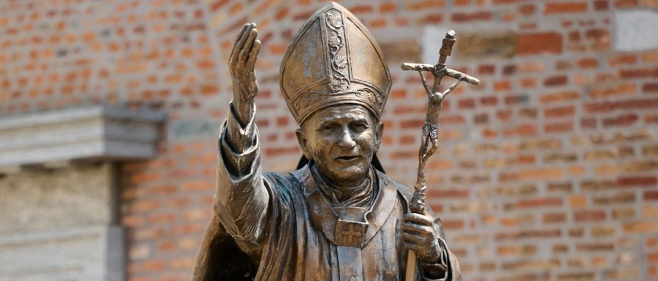 Rubato il crocifisso dalla statua di Papa Wojtyla a Seregno: “Vergognosa mutilazione”