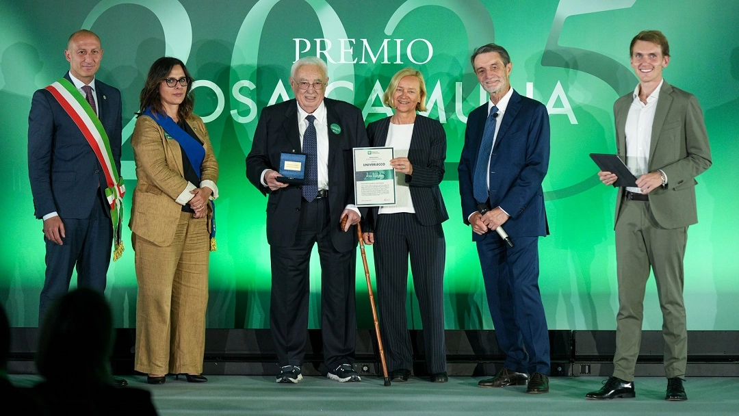 Vico Valassi e Antonella Sciuto ricevono il premio dal presidente Fontana; con loro Alessandra Hofmann e Mauro Gattinoni, presidente della provincia e sindaco di Lecco Vico Valassi e Antonella Sciuto ricevono il premio dal presidente Fontana; con loro Alessandra Hofmann e Mauro Gattinoni, presidente della provincia e sindaco di Lecco