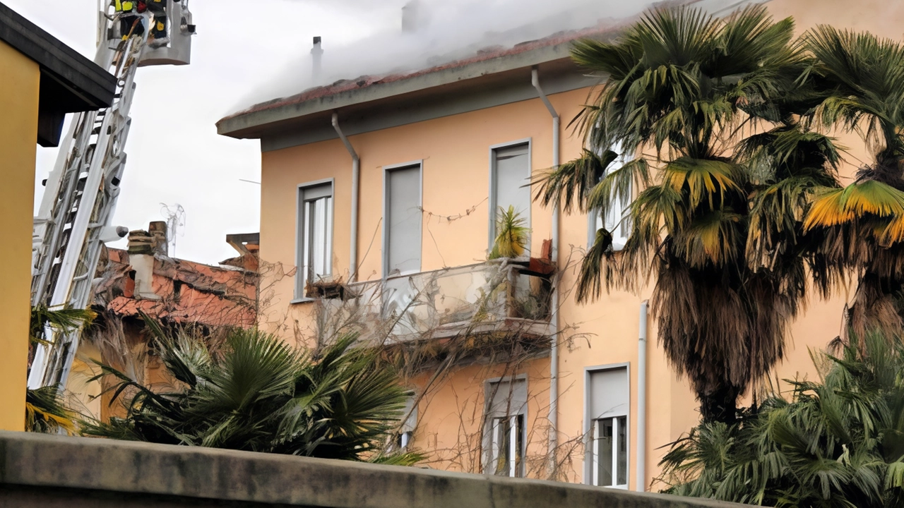 Era a terra, le gambe carbonizzate, il busto e le braccia ustionati. Attorno fuoco e fumo ovunque. I vigili... Era a terra, le gambe carbonizzate, il busto e le braccia ustionati. Attorno fuoco e fumo ovunque. I vigili...
