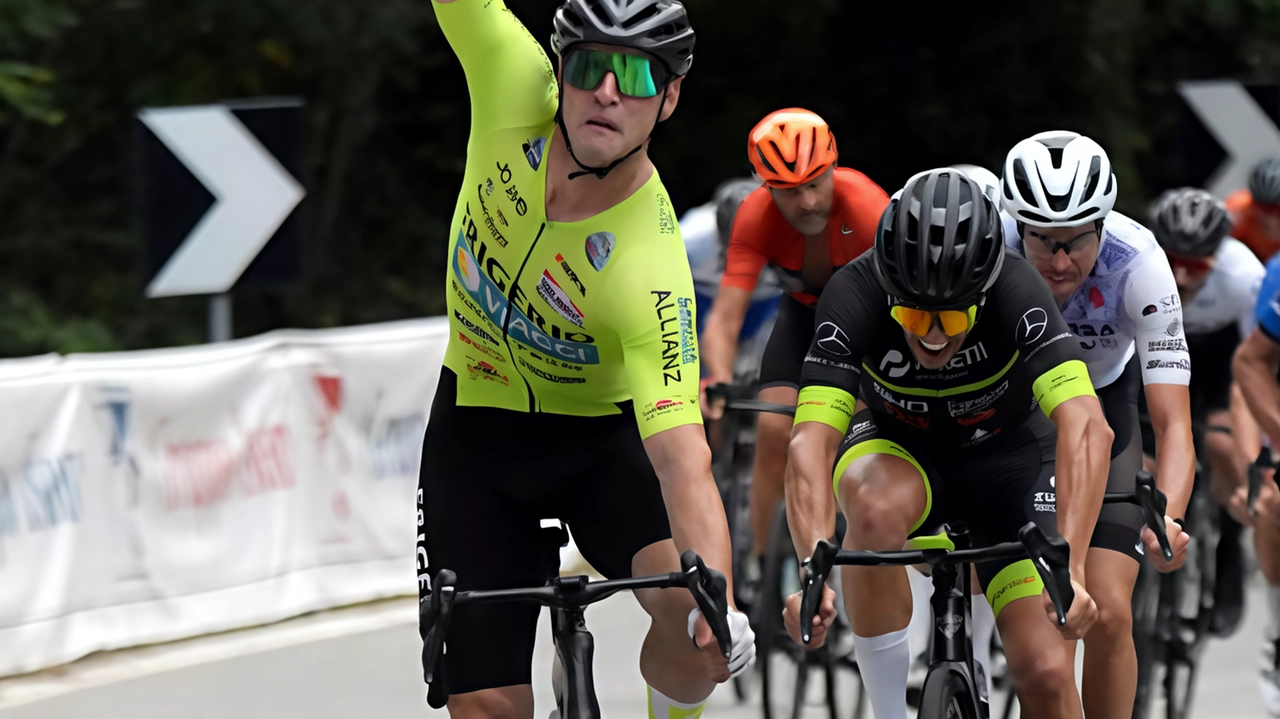 Il team Frigerio Viaggi Jo.We. SlopLine di Giussano trionfa con Filippo Beoni e Silvano Bottarelli nelle gare ciclistiche di Vignate e Garlasco, confermando il loro dominio stagionale con 37 vittorie. Il team Frigerio Viaggi Jo.We. SlopLine di Giussano trionfa con Filippo Beoni e Silvano Bottarelli nelle gare ciclistiche di Vignate e Garlasco, confermando il loro dominio stagionale con 37 vittorie.