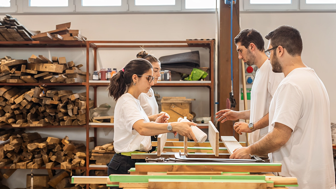 Il progetto pilota lanciato da FederlegnoArredo e sostenuto da Regione e Provincia durerà un anno . Nei laboratori della scuola di alta formazione Artwood Academy entreranno categorie fragili. Il progetto pilota lanciato da FederlegnoArredo e sostenuto da Regione e Provincia durerà un anno . Nei laboratori della scuola di alta formazione Artwood Academy entreranno categorie fragili.