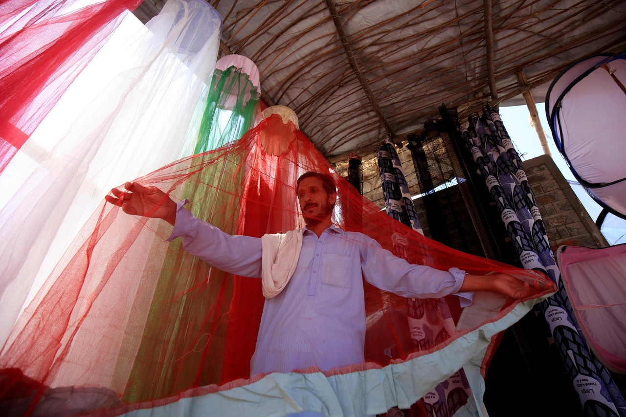 Vendita di zanzariere a Peshawar in Pakistan, oggi 25 aprile, giornata mondiale contro la malaria