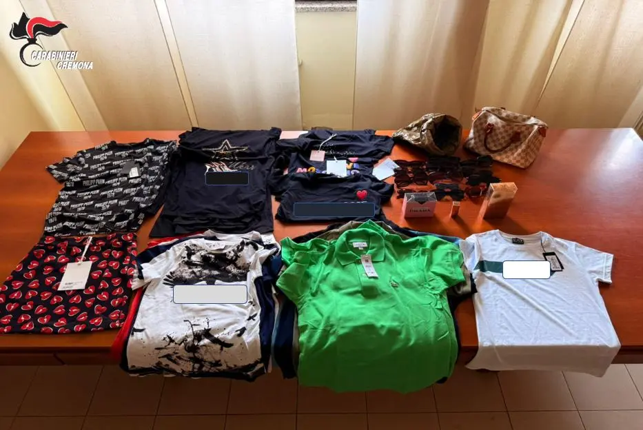 Fanno shopping “gratuito” per migliaia di euro con borsa schermata, poi fuggono all’alt dei carabinieri: anche l’auto era rubata
