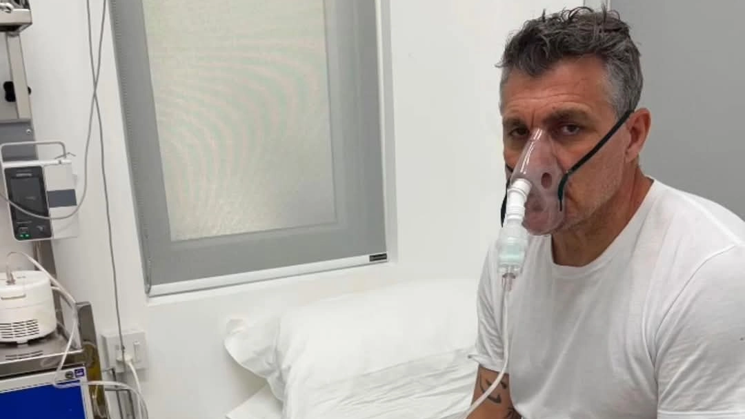Christian Vieri con la maschera per l'ossigeno