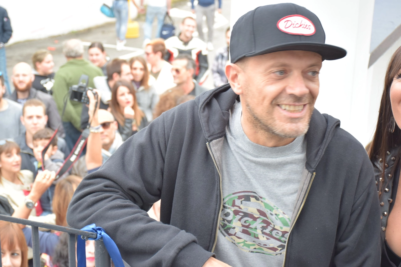 pavia - max pezzali premiato dalla batttellieri colombo - foto torres