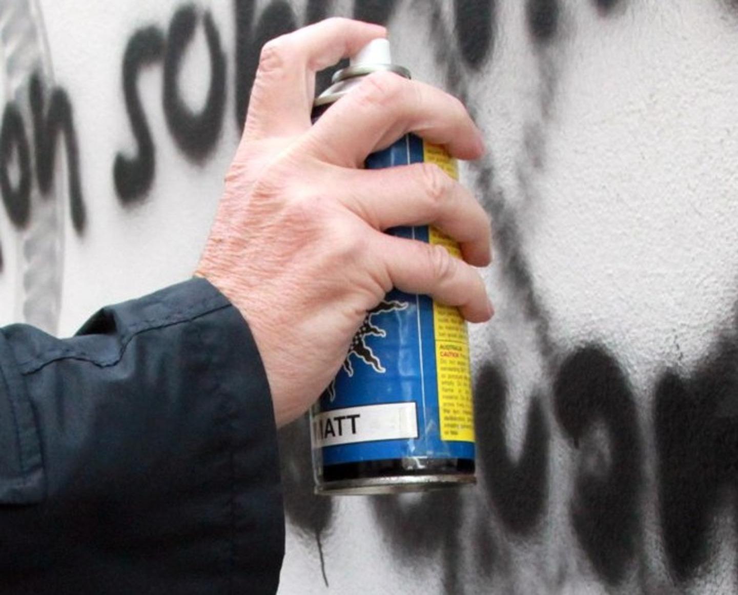 Beccati con la bomboletta in mano a imbrattare segnali stradali e palazzi pubblici: nei guai due ragazzini Beccati con la bomboletta in mano a imbrattare segnali stradali e palazzi pubblici: nei guai due ragazzini